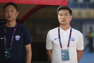 Trước trận đấu bóng đá nữ, Trương Lâm Diễm theo đội đến sân bóng.